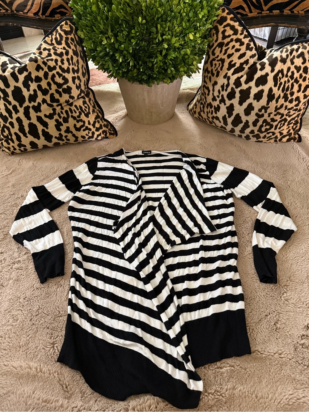 Torrid Womens 12 (1) Black and White Striped Knit Cardigan Like new